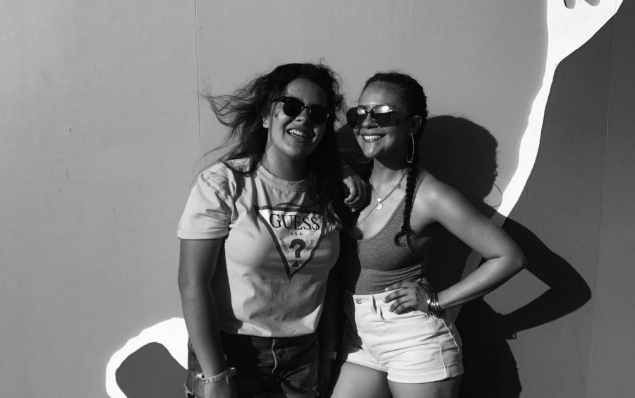 Cerys+Davies+%E2%80%9820+and+her+cousin+Quartney+Cervantes+smile+through+the%0A%E2%80%9Cbest+weekend+of+the+year%E2%80%9D+that+was+Coachella+2016.