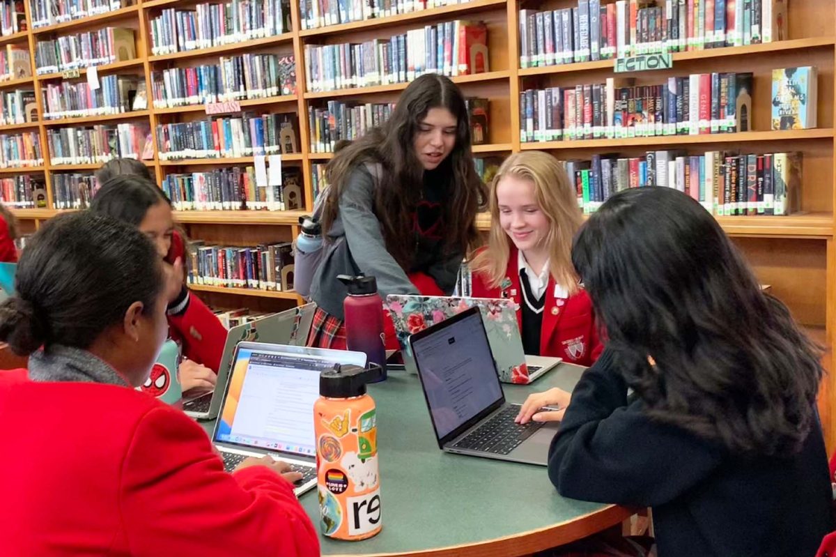 Alverno transfer students Emma Cervantes ‘26, Gabriella Newman ‘26, Mia Escobar ‘26, Liza Stiefel ‘26 and Sachi Hillary ‘26 meet up in the library to work on homework. 