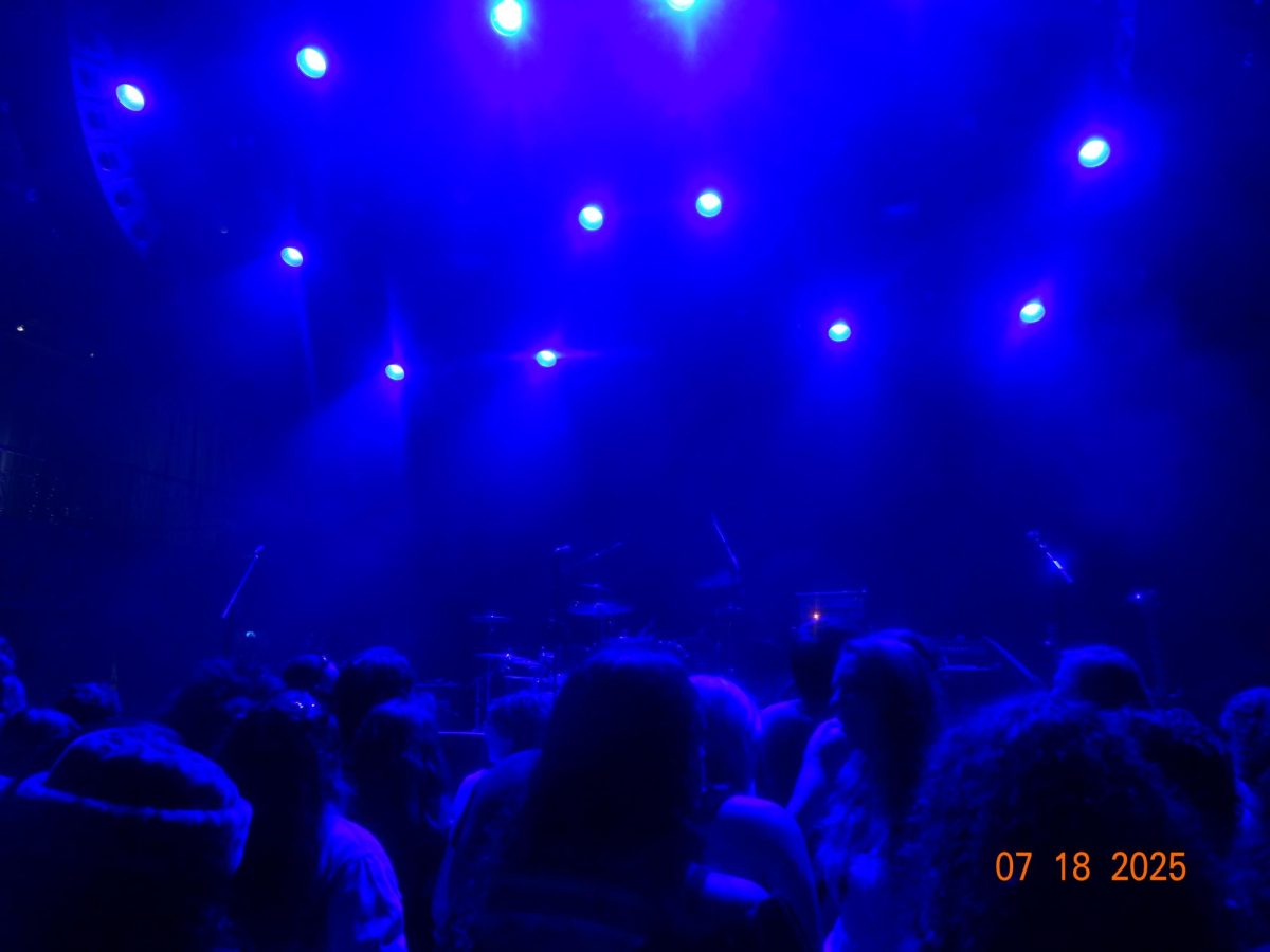 Feeling the blues! Tologs attend vibrant concert. Photo by Mara Ocampo-Trazo '28. 